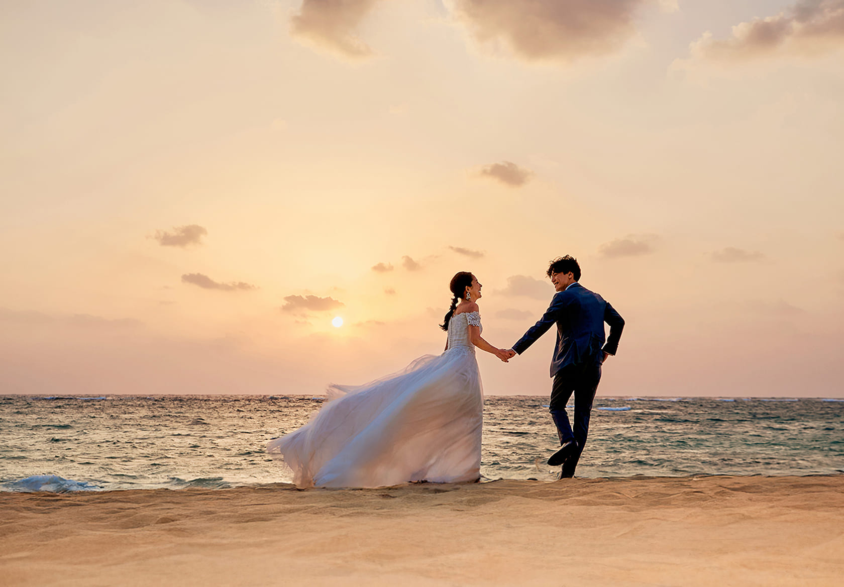 新郎新婦と夕日の写真